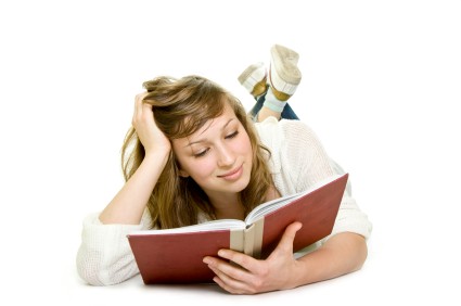 Vrouw leest een boek gepersonaliseerd met eigen naam